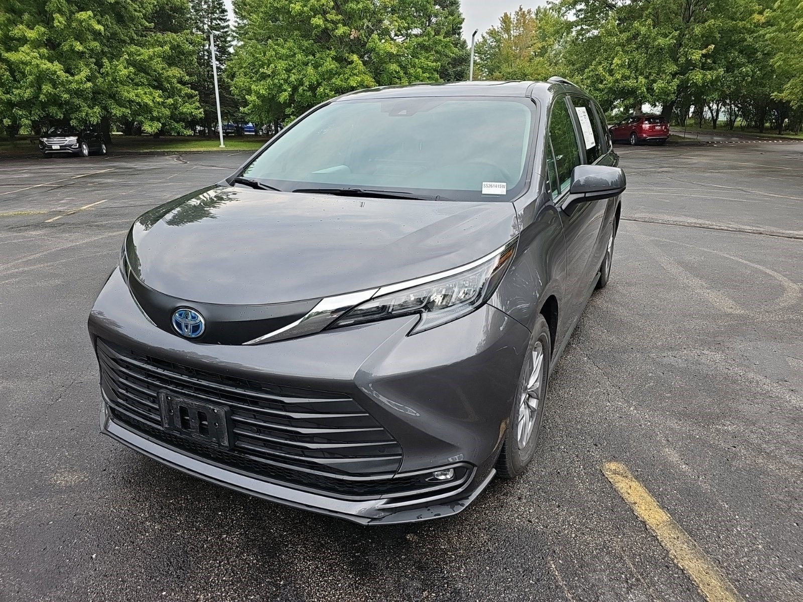 Used 2025 Toyota Sienna XLE FWD image 2