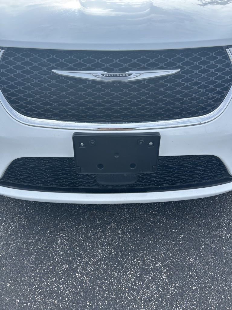 Used 2023 Chrysler Pacifica Touring-L image 3