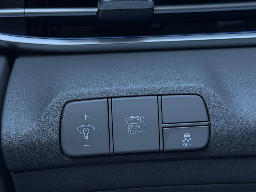 Certified 2025 Hyundai Elantra SEL image 18