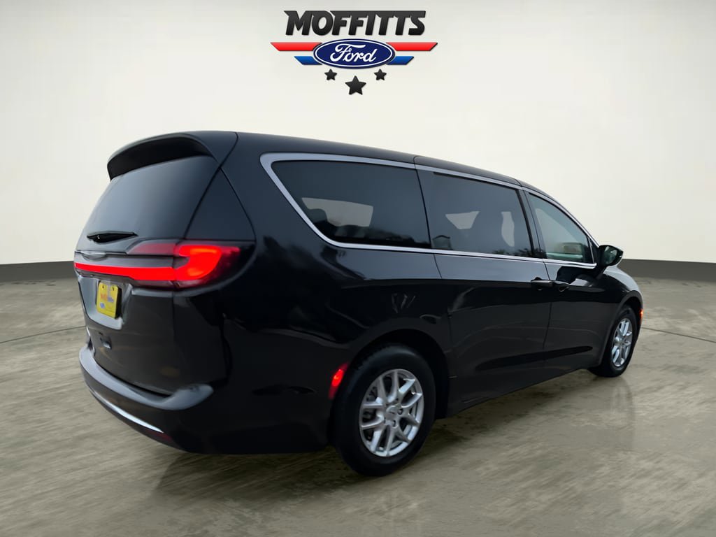 Used 2023 Chrysler Pacifica Touring-L FWD image 5