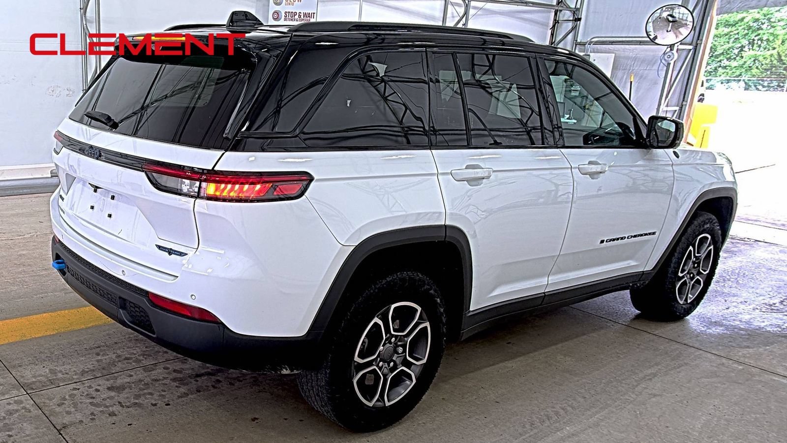 Used 2023 Jeep Grand Cherokee Trailhawk w/ Advanced Protech Group II AWD/4WD image 6