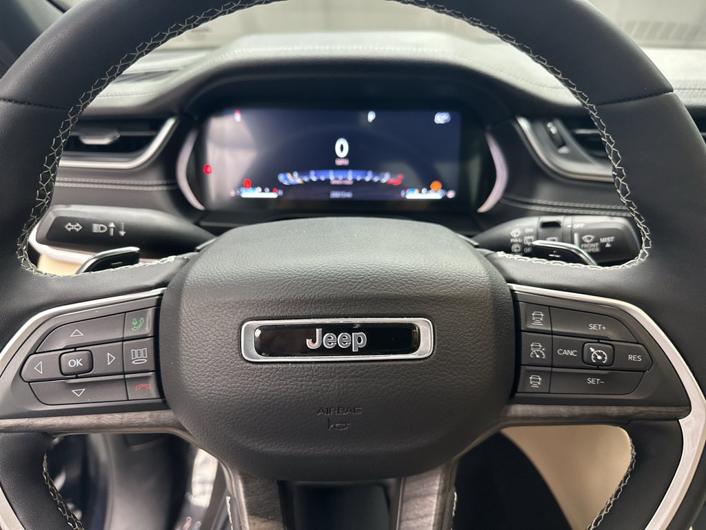 Used 2024 Jeep Grand Cherokee Limited w/ Luxury Tech Group II AWD/4WD image 8