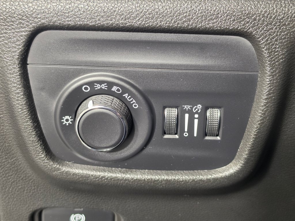 Used 2024 Jeep Grand Cherokee Altitude AWD/4WD image 25