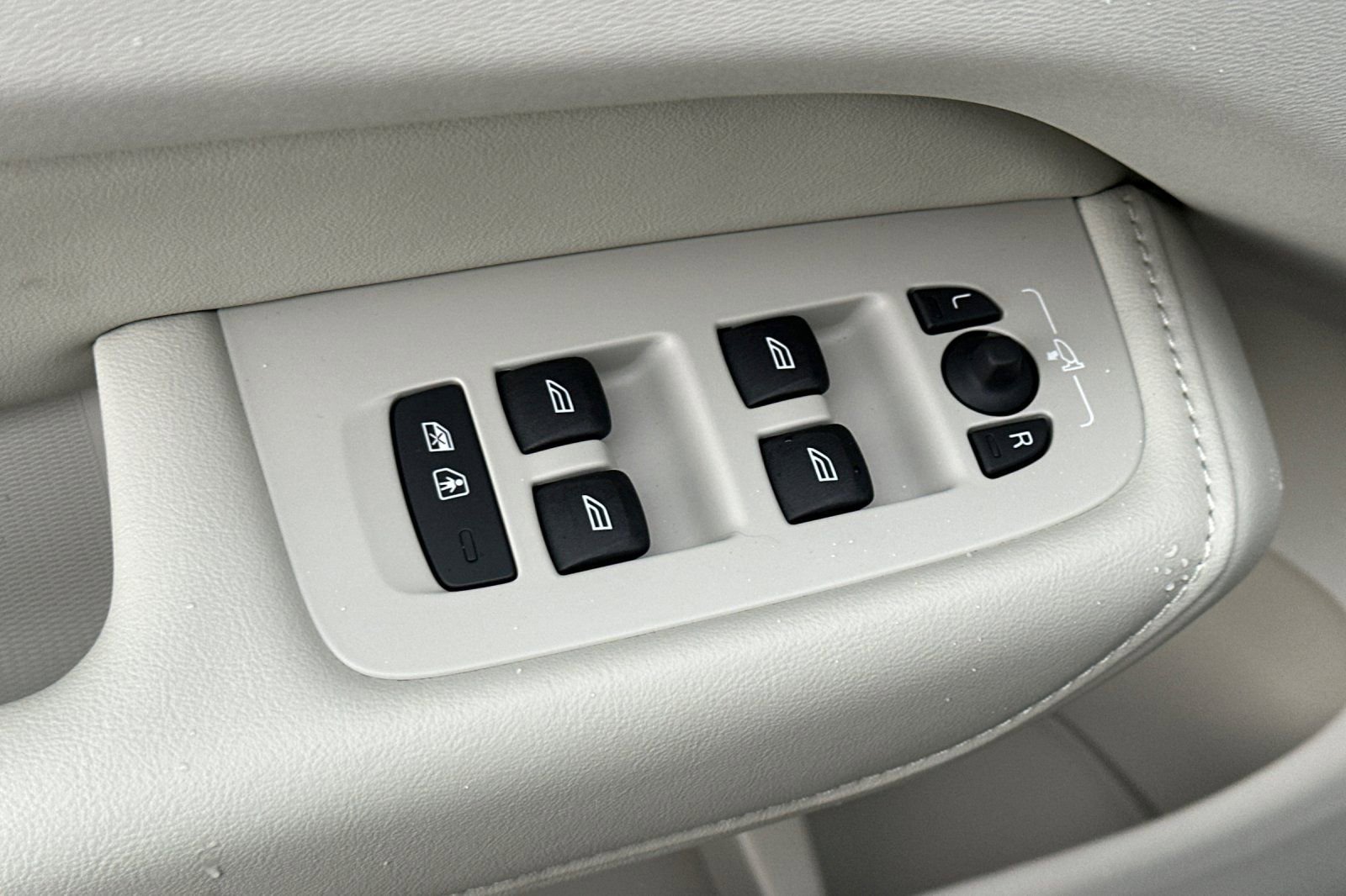 New 2026 Volvo XC60 B5 Ultra w/ Protection Package Premier image 15