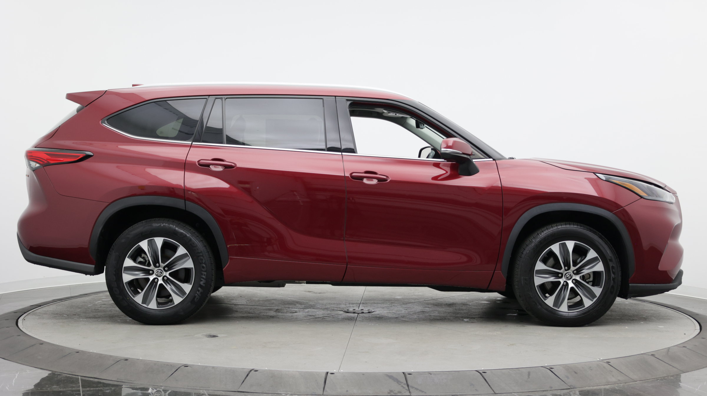 Used 2022 Toyota Highlander XLE FWD image 10