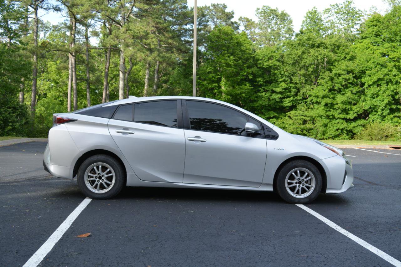 Used 2017 Toyota Prius Three w/ Carpet Mat Package FWD image 4