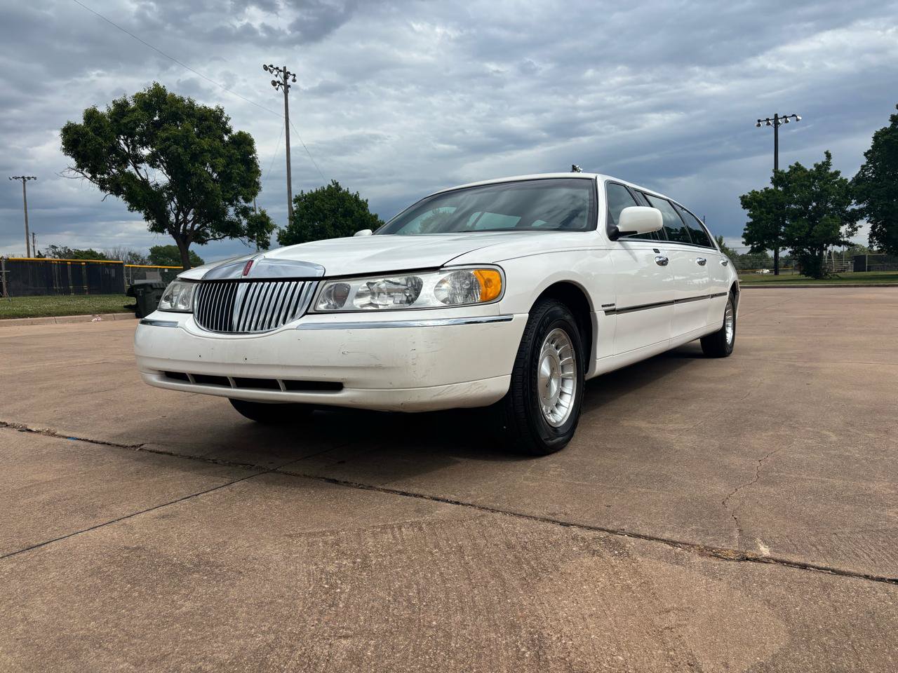 Used 1999 Lincoln Town Car Executive RWD image 3