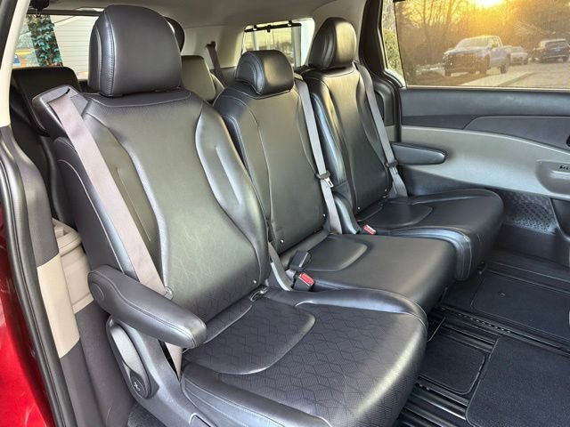 Used 2025 Kia Carnival EX image 21