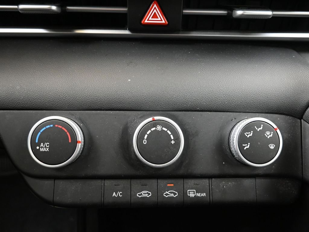 Used 2025 Hyundai Elantra SE image 32