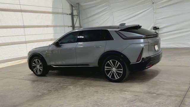 Used 2024 Cadillac Lyriq Luxury AWD/4WD image 2