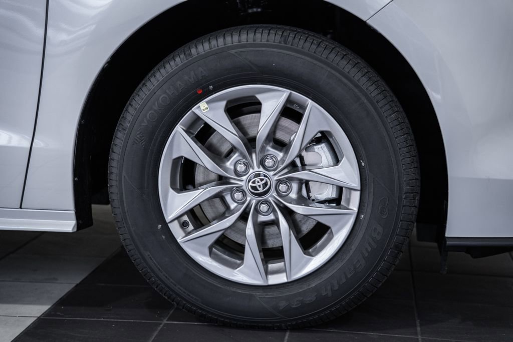 New 2026 Toyota Sienna XLE image 18