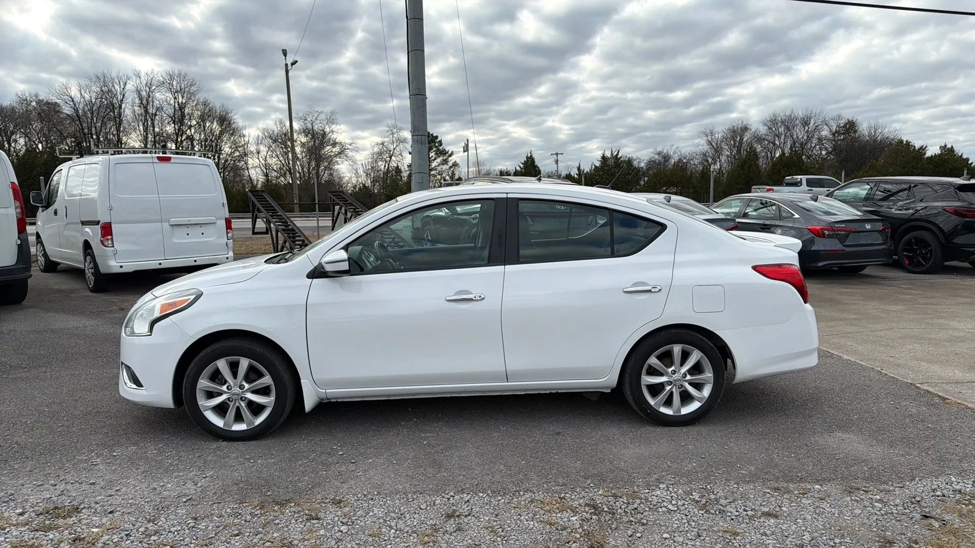 Used 2017 Nissan Versa SL image 6