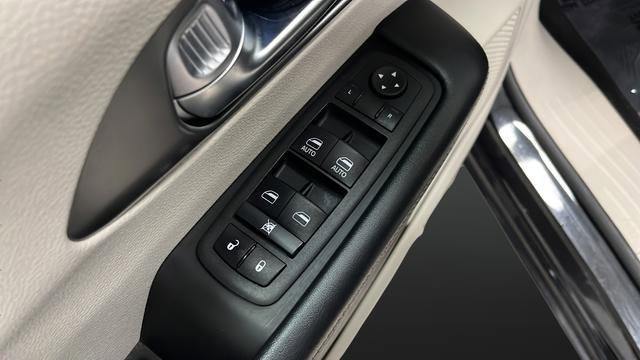 Used 2022 Chrysler Pacifica Touring-L FWD image 21