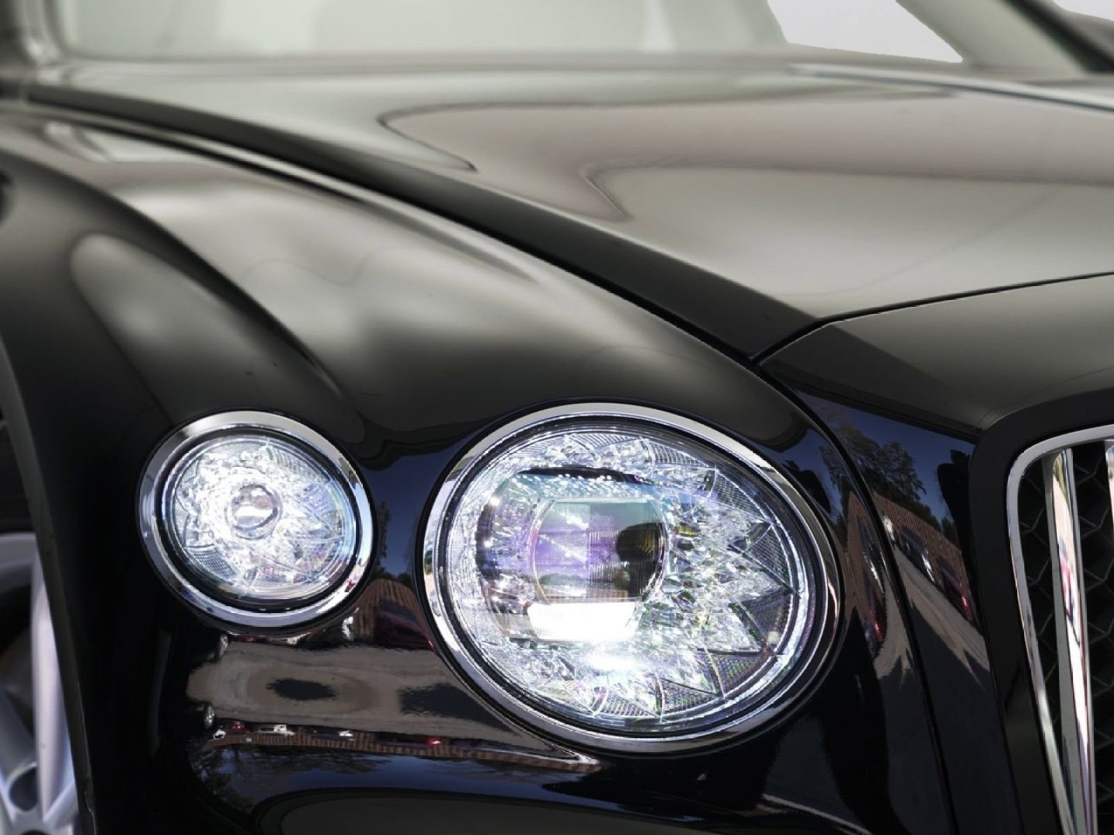 Used 2023 Bentley Flying Spur V8 AWD/4WD image 3