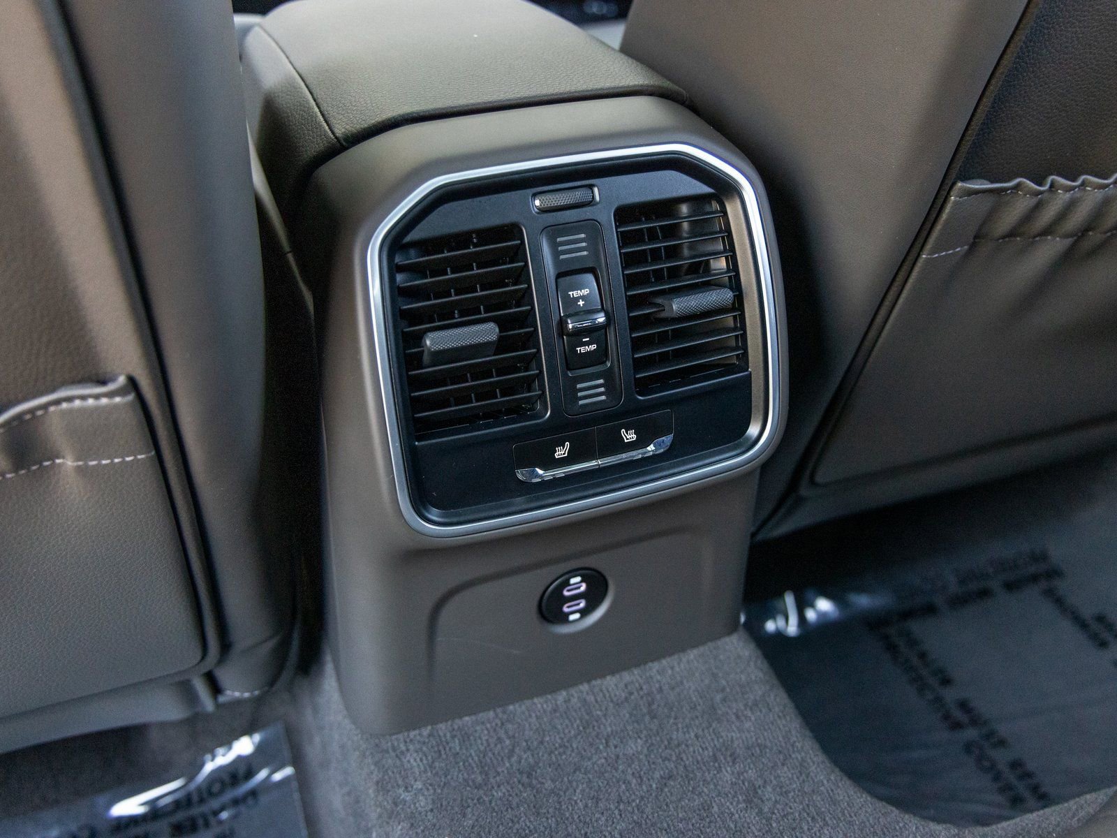 Certified 2025 Porsche Macan image 41