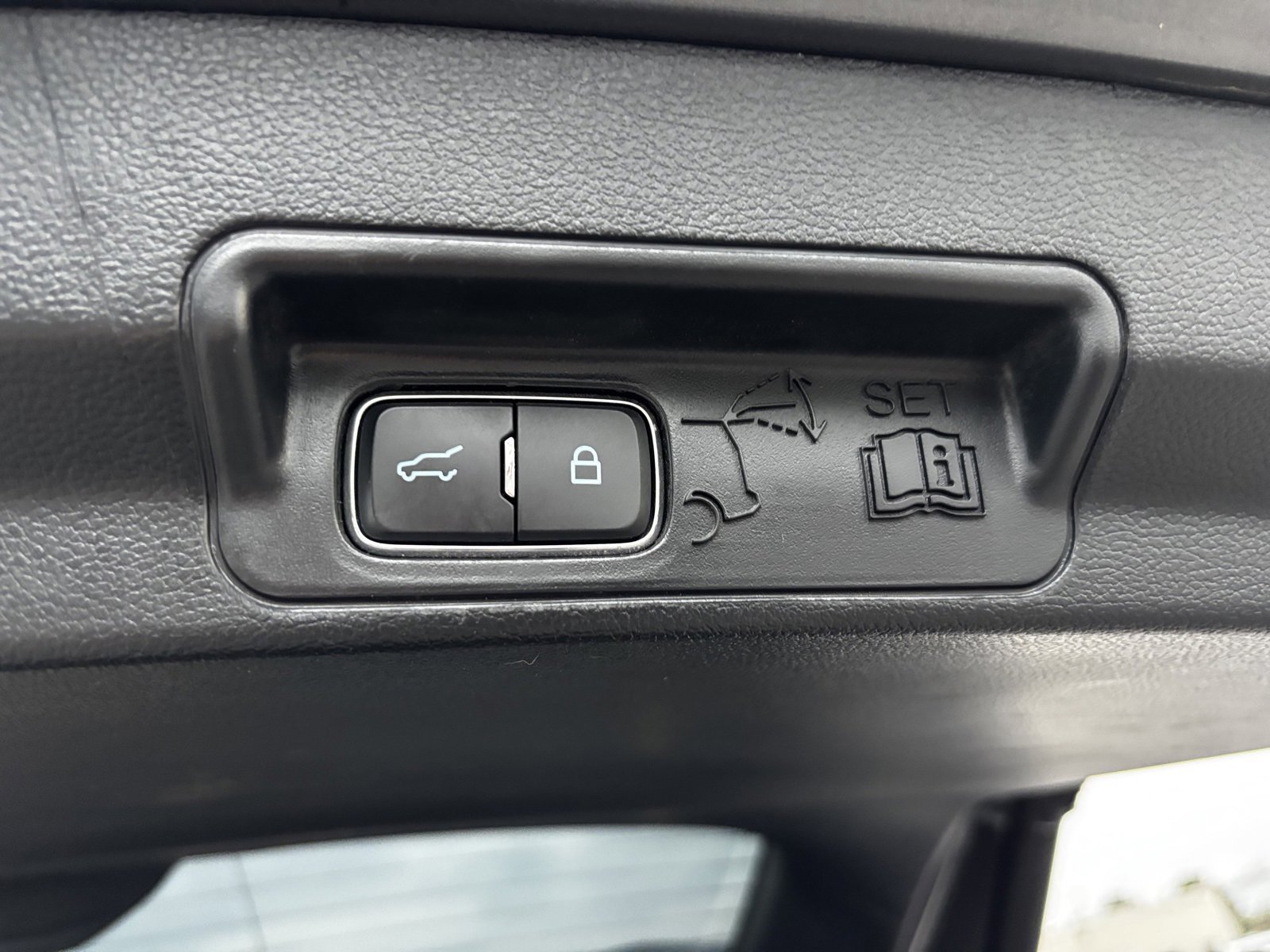 Used 2022 Ford Explorer XLT image 23