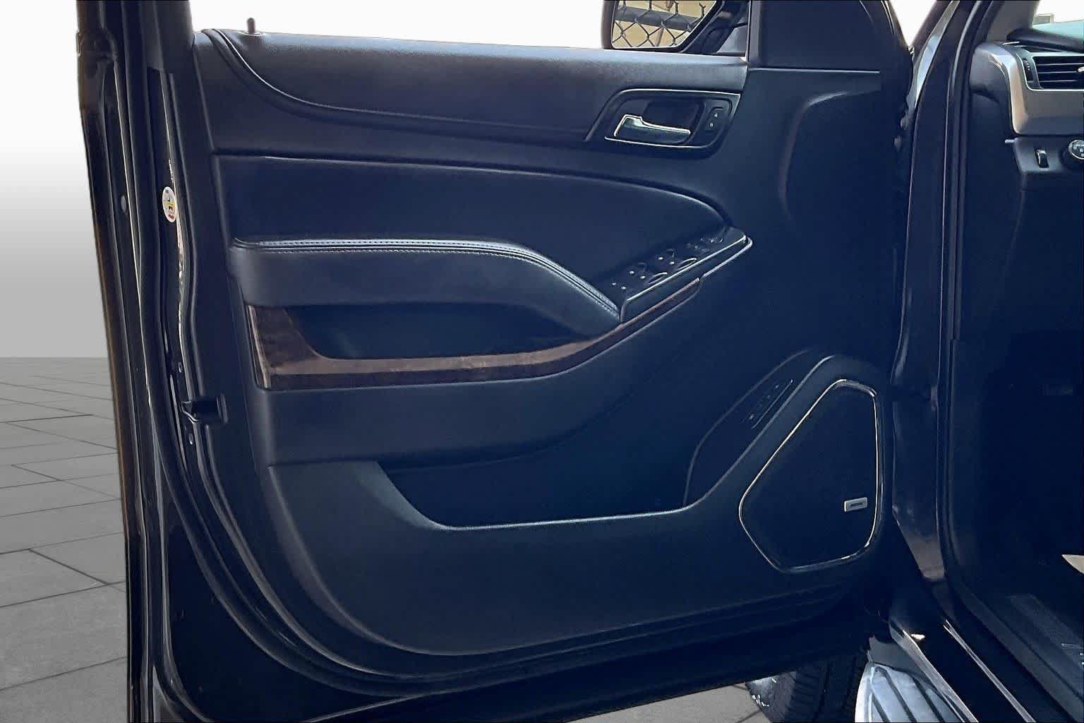 Used 2017 Chevrolet Suburban LT RWD image 22