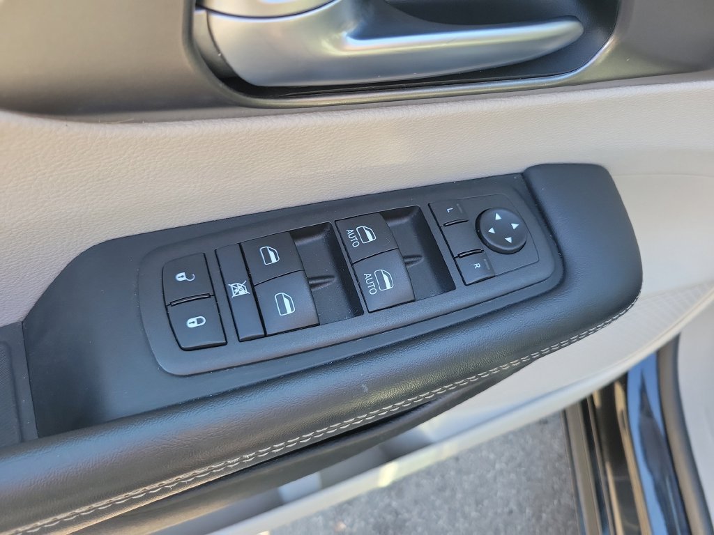 Used 2024 Chrysler Pacifica Touring-L FWD image 23