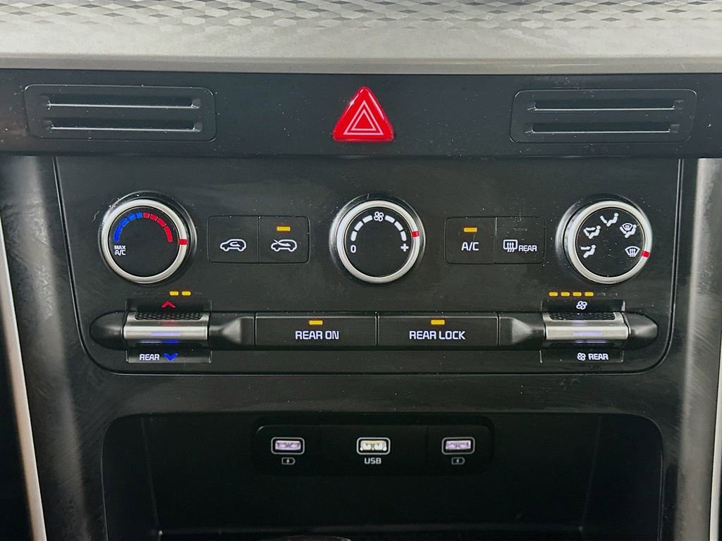 Used 2022 Kia Carnival LX FWD image 18