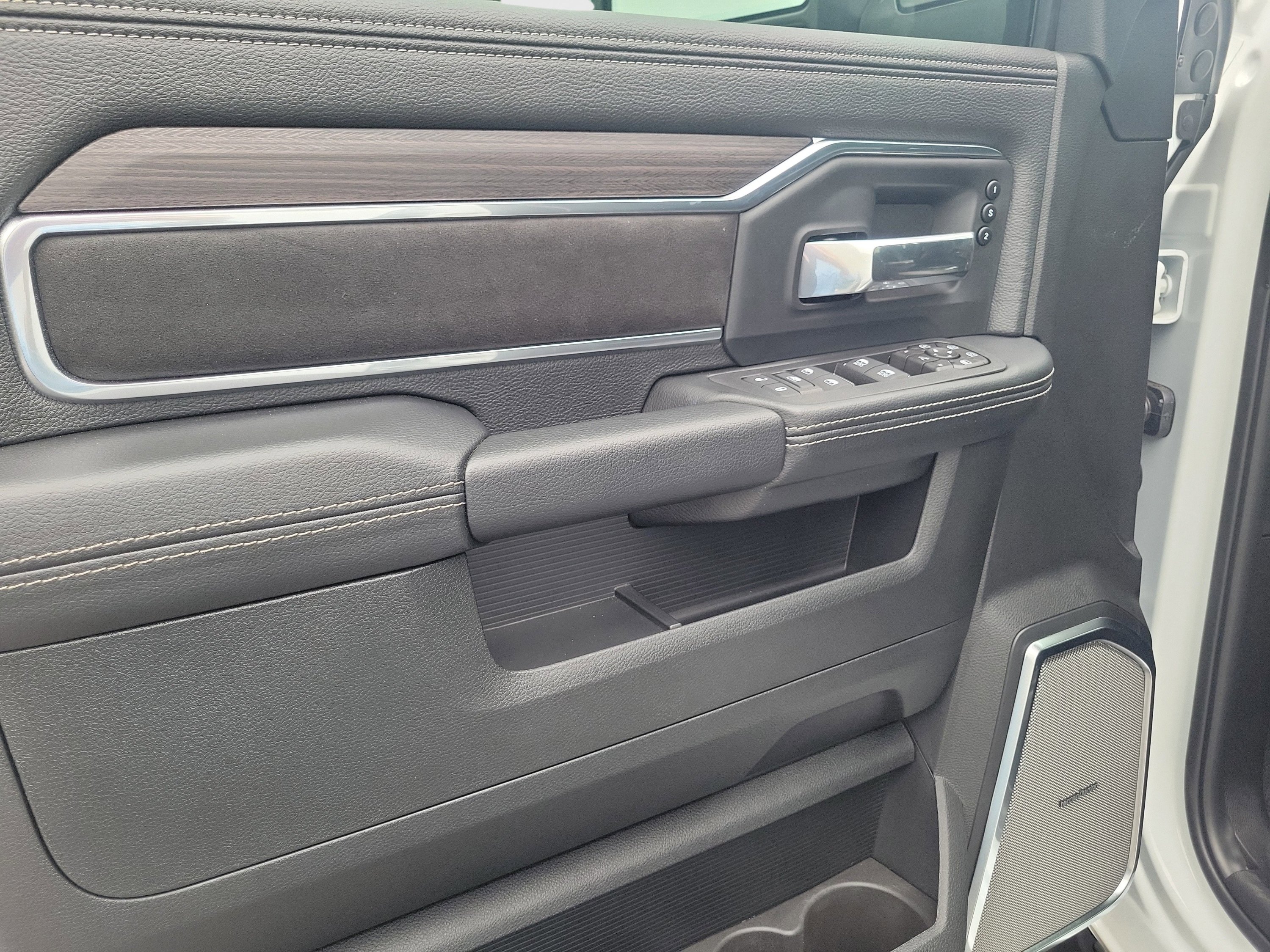 New 2026 RAM 2500 Laramie AWD/4WD image 24