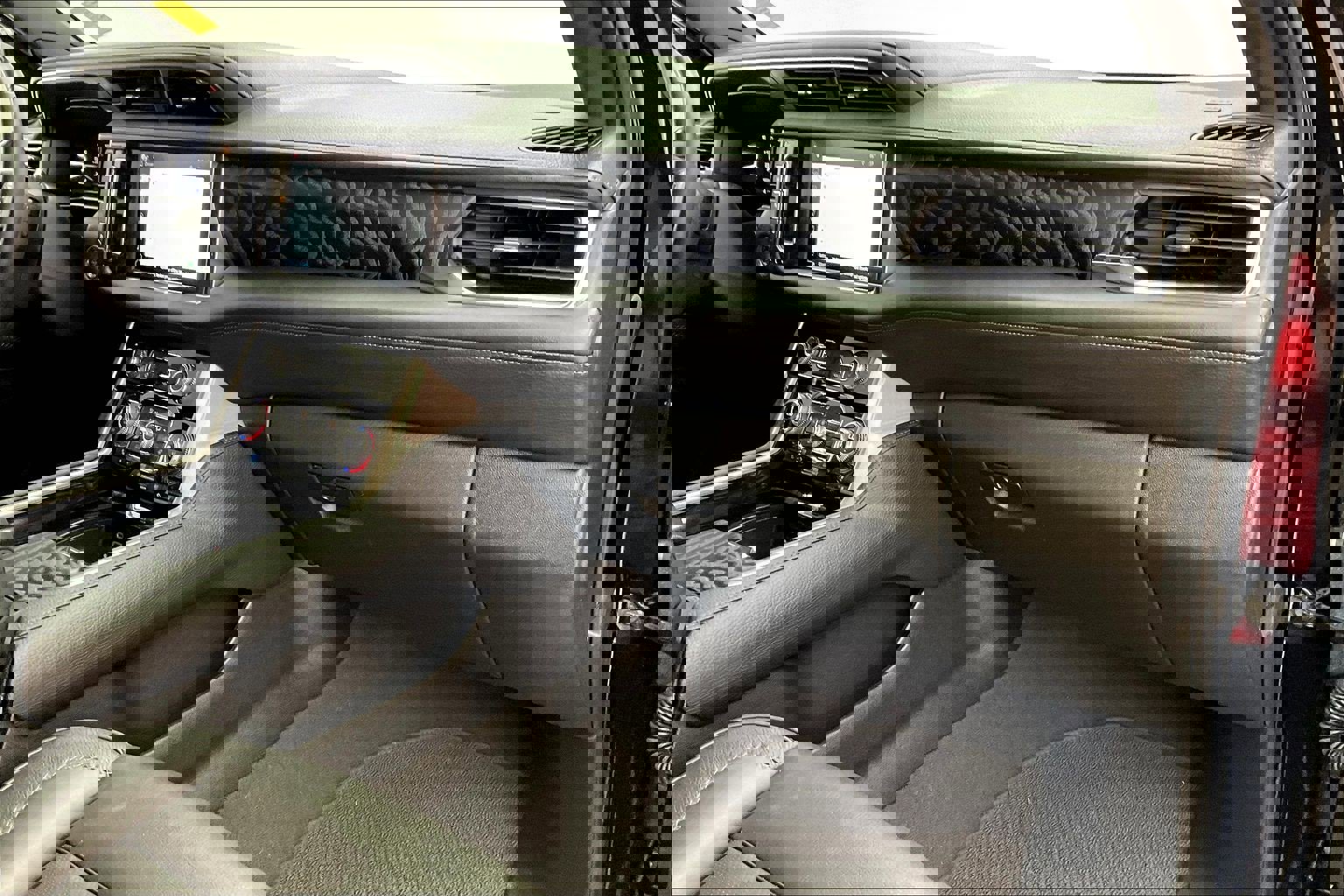 Used 2023 GMC Yukon Denali w/ Denali Reserve Package image 15