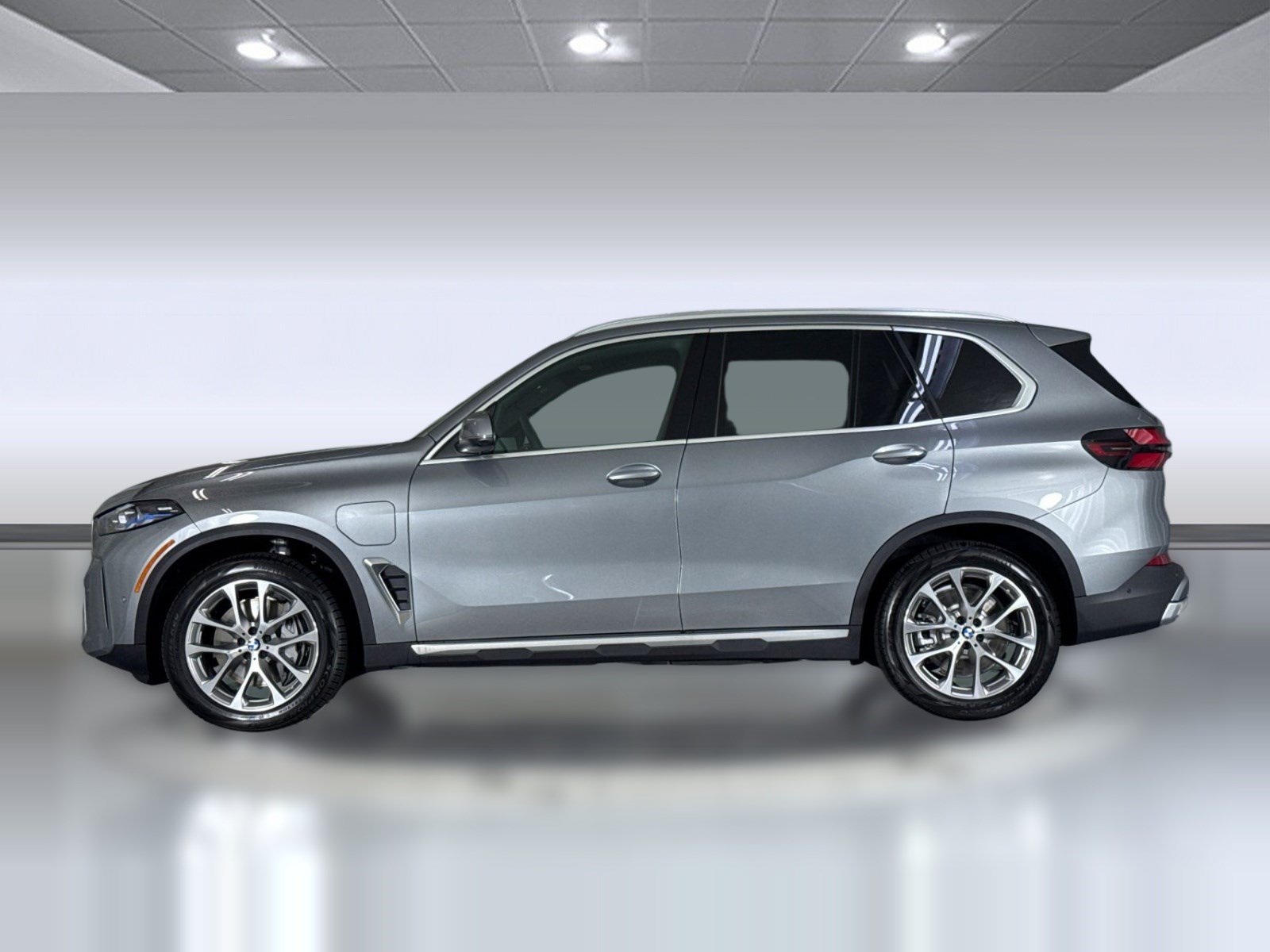 Used 2026 BMW X5 xDrive50e w/ Parking Assistance Package AWD/4WD image 2