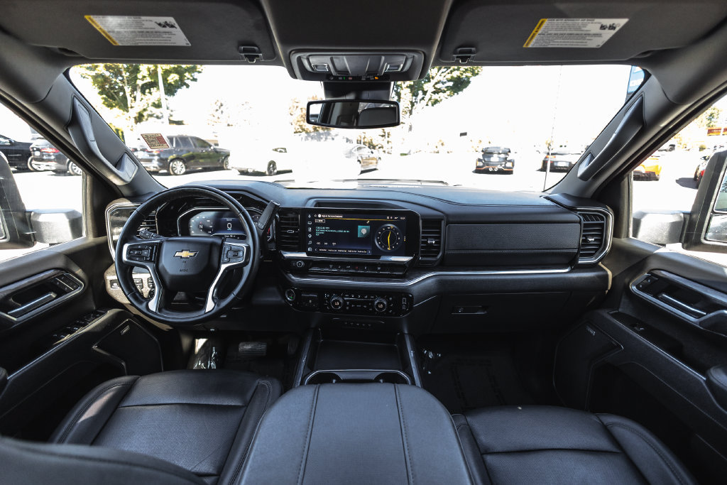 Used 2025 Chevrolet Silverado 3500 LTZ w/ LTZ Convenience Package AWD/4WD image 23