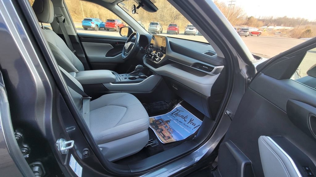 Used 2022 Toyota Highlander LE image 18