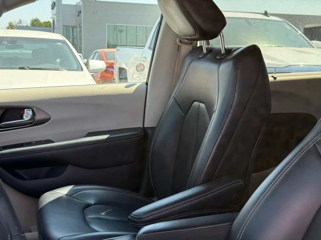 Used 2023 Chrysler Pacifica Touring-L FWD image 10