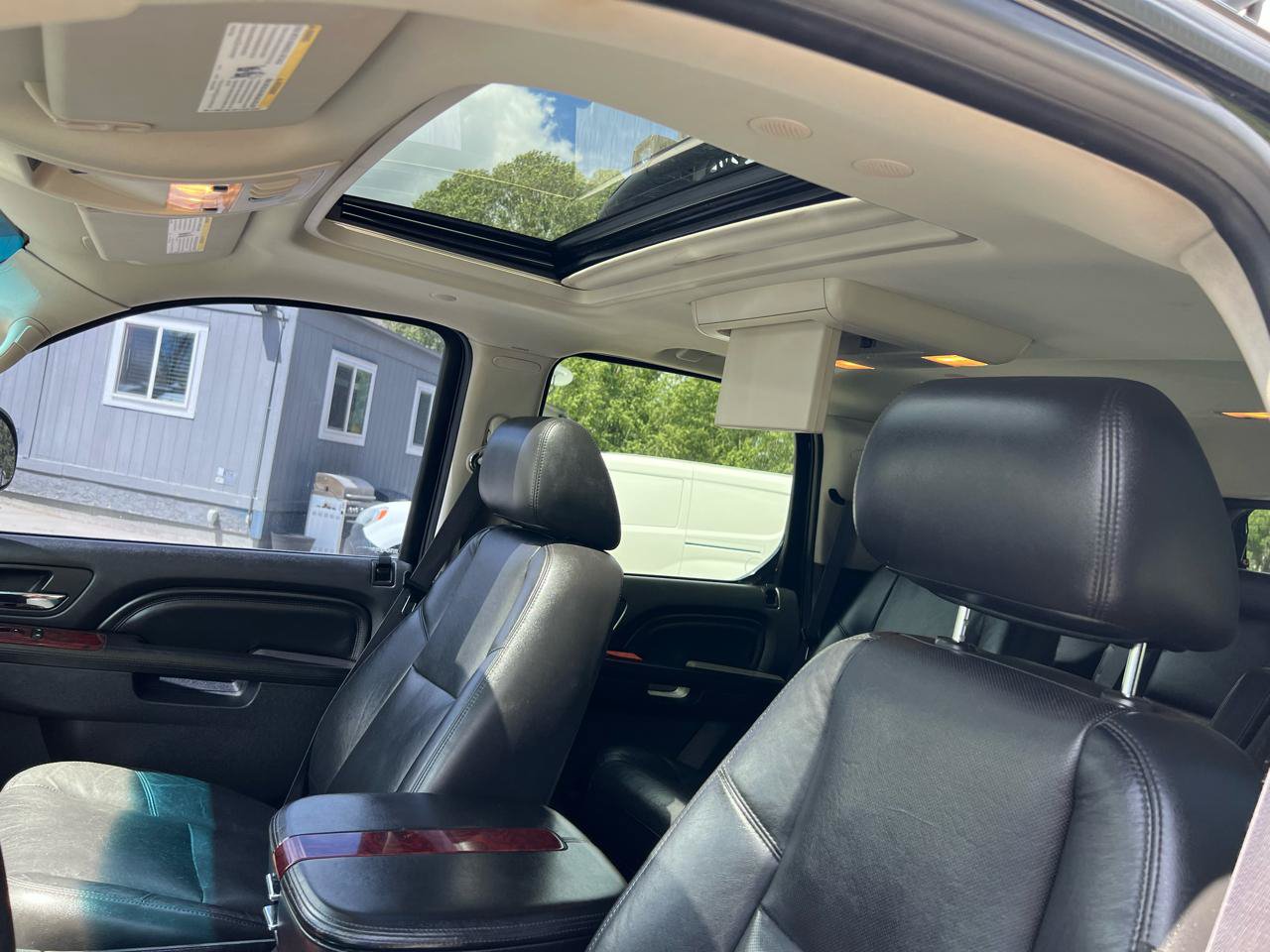 Used 2011 Cadillac Escalade Luxury AWD/4WD image 19