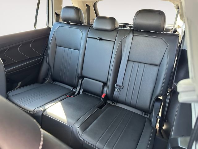 Used 2023 Volkswagen Tiguan SE w/ Panoramic Sunroof Package image 13