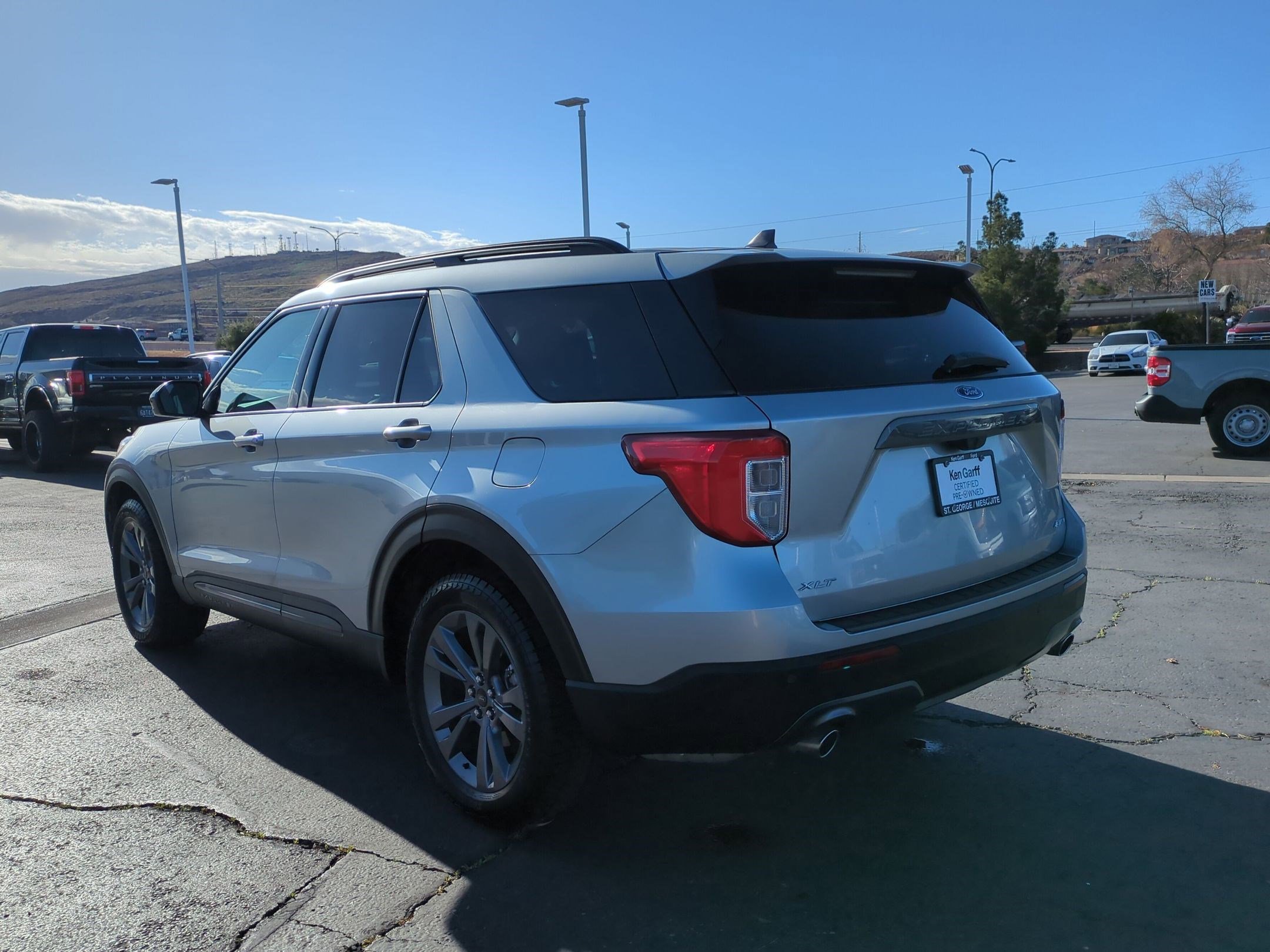 Used 2022 Ford Explorer XLT w/ Equipment Group 202A image 5