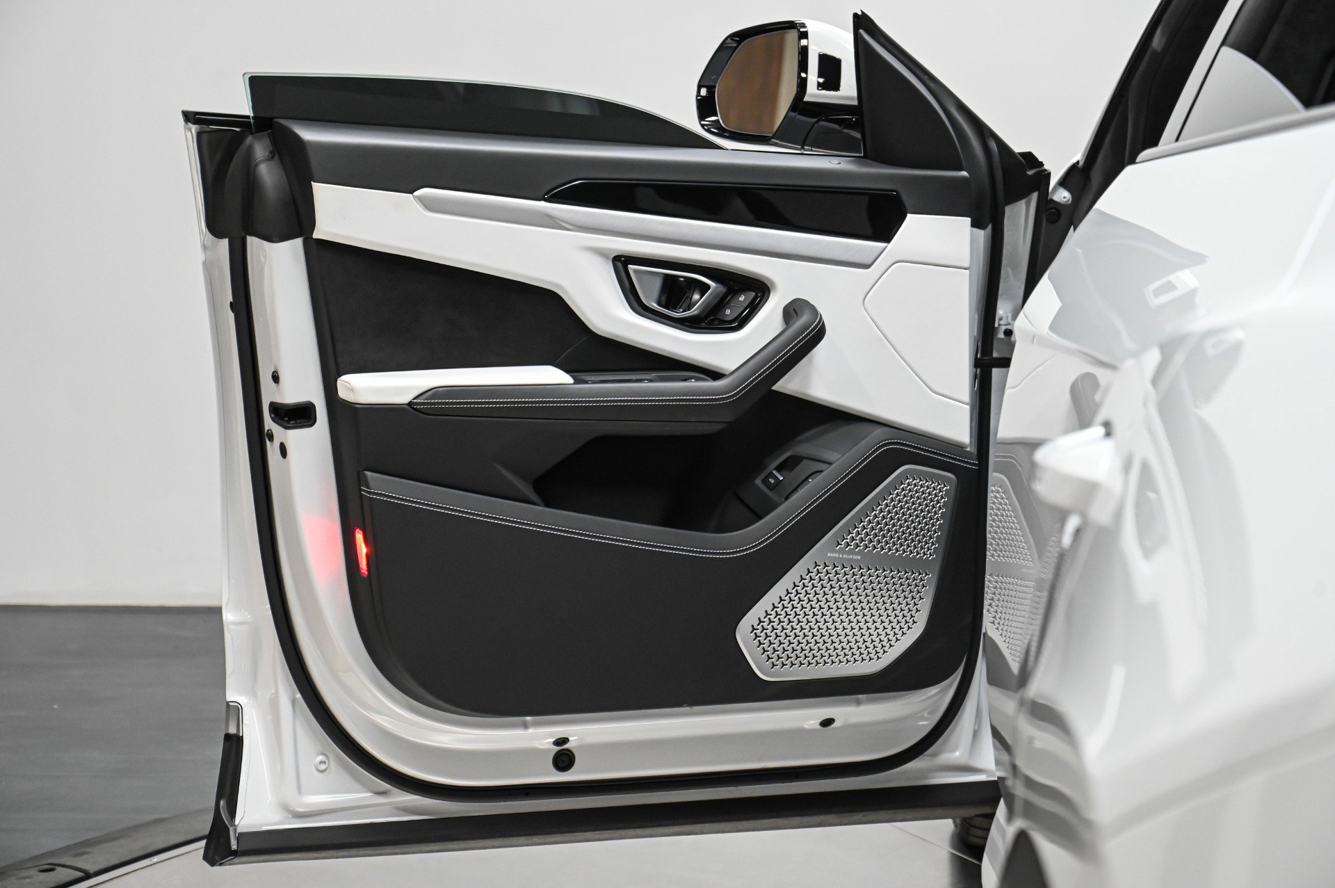 Used 2020 Lamborghini Urus image 21