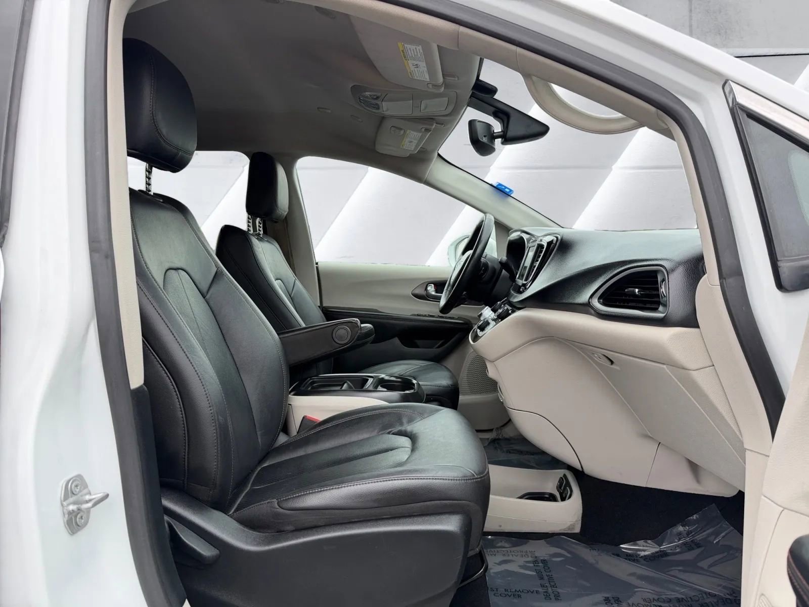 Used 2020 Chrysler Pacifica Touring-L image 10