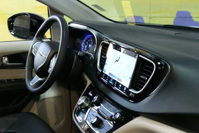 Used 2024 Chrysler Pacifica Touring-L FWD image 10