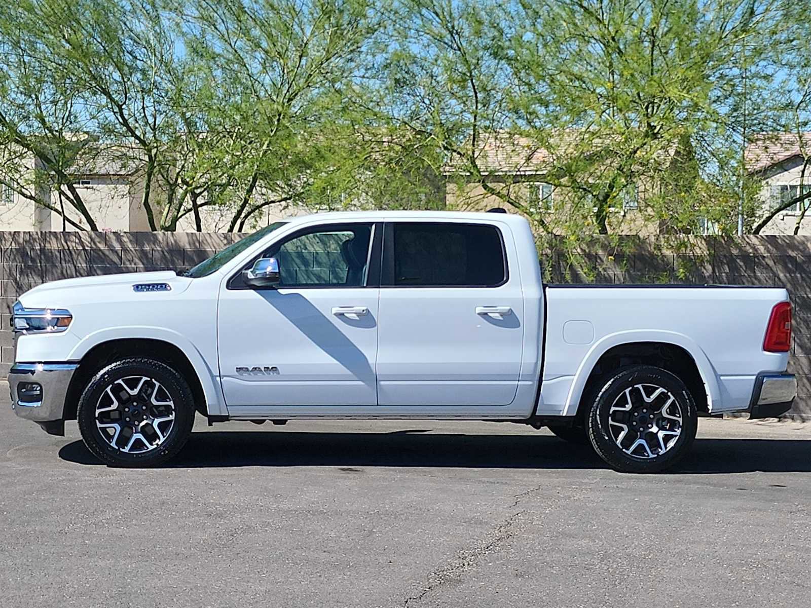 Used 2025 RAM 1500 Laramie AWD/4WD image 5