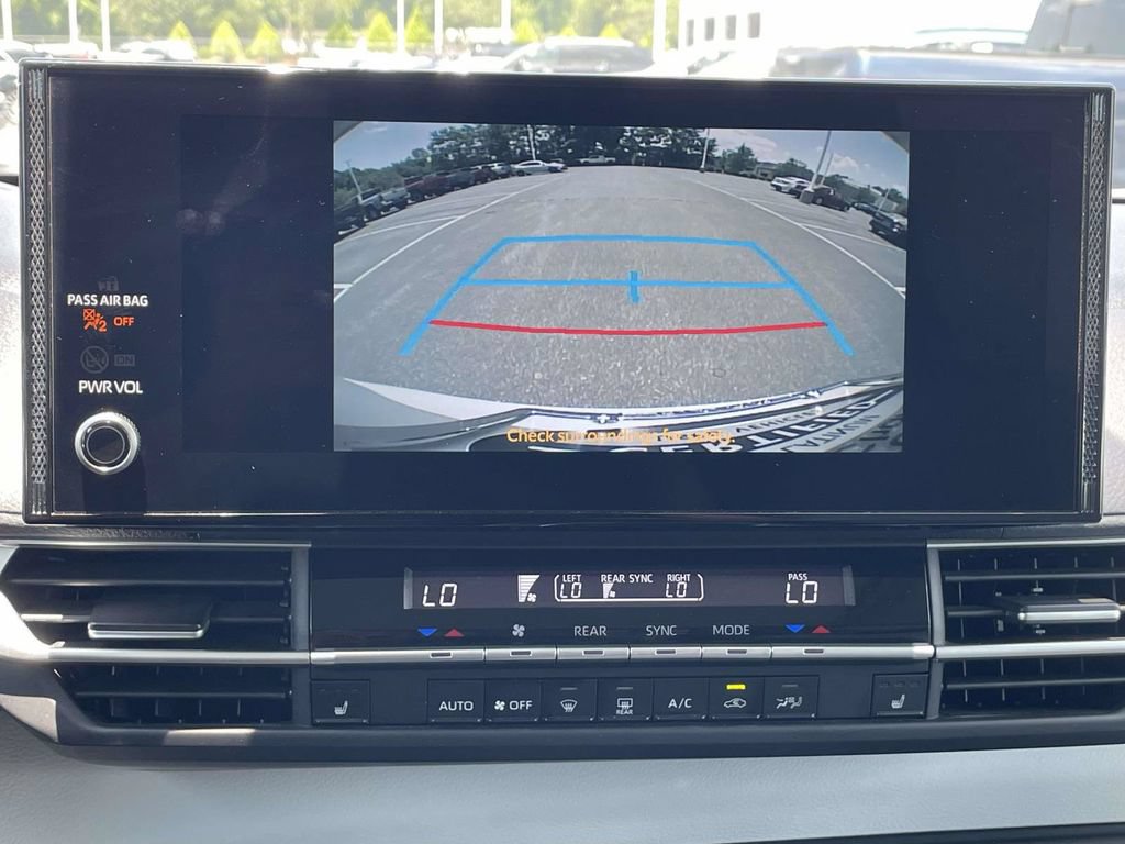 Used 2025 Toyota Sienna XLE FWD image 32