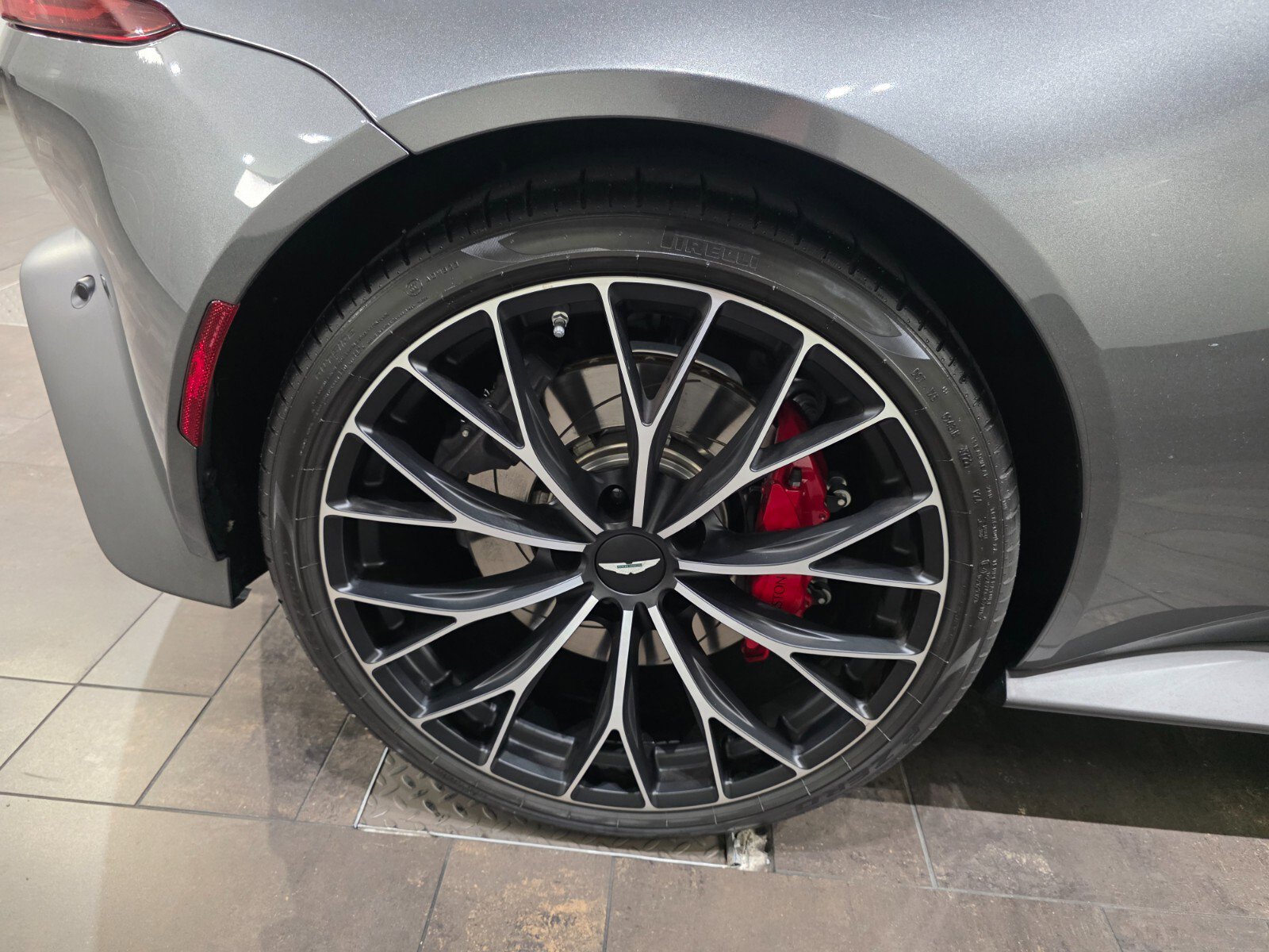 Used 2023 Aston Martin V8 Vantage Coupe image 4