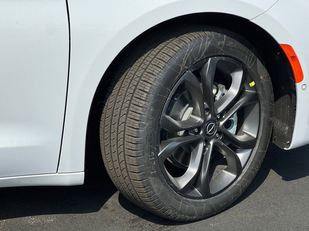 New 2026 Chrysler Pacifica Select image 9