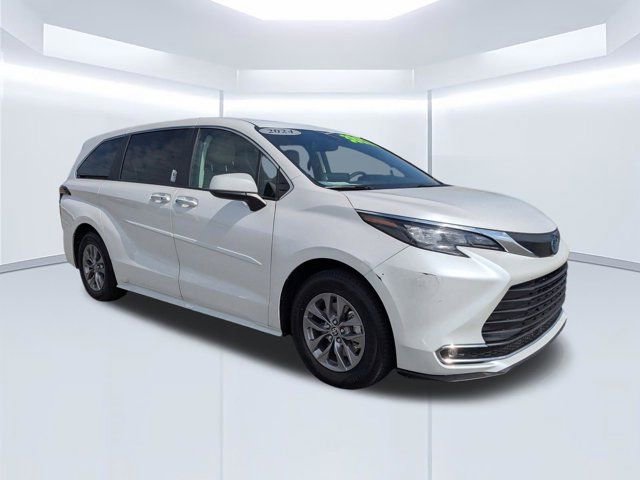 Used 2024 Toyota Sienna XLE image 2