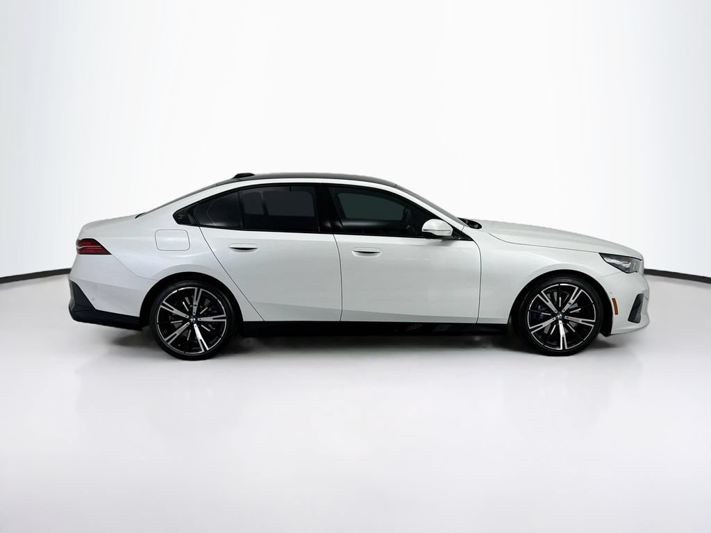 Used 2026 BMW 550e xDrive w/ Premium Package AWD/4WD image 4