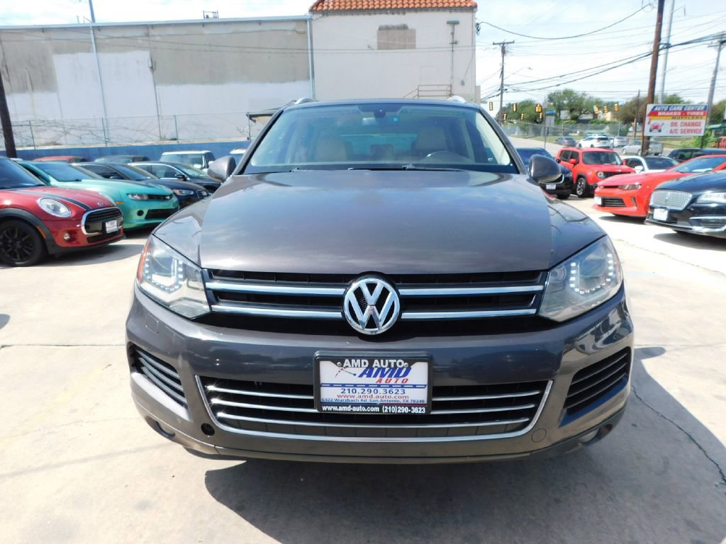 Used 2013 Volkswagen Touareg Sport image 2