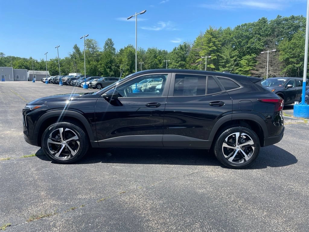 Used 2025 Chevrolet Trax RS w/ Driver Confidence Package FWD image 3