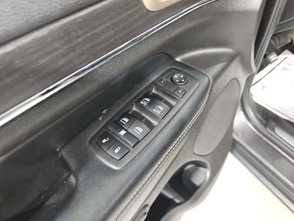 Used 2017 Jeep Grand Cherokee Limited w/ Luxury Group II image 12