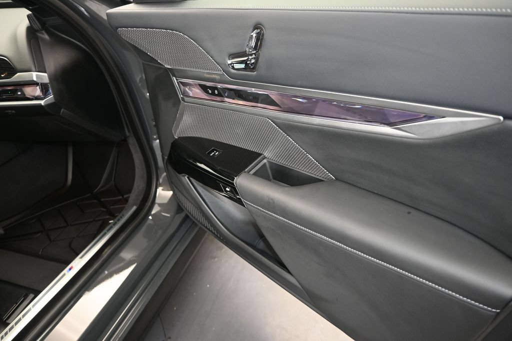Certified 2026 BMW 740i w/ Executive Package RWD image 23