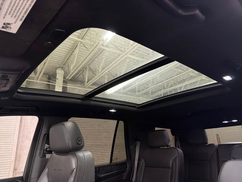 Used 2022 GMC Yukon Denali w/ Denali Premium Package image 9
