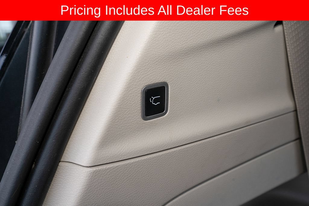 Used 2024 Chrysler Pacifica Touring-L FWD image 6