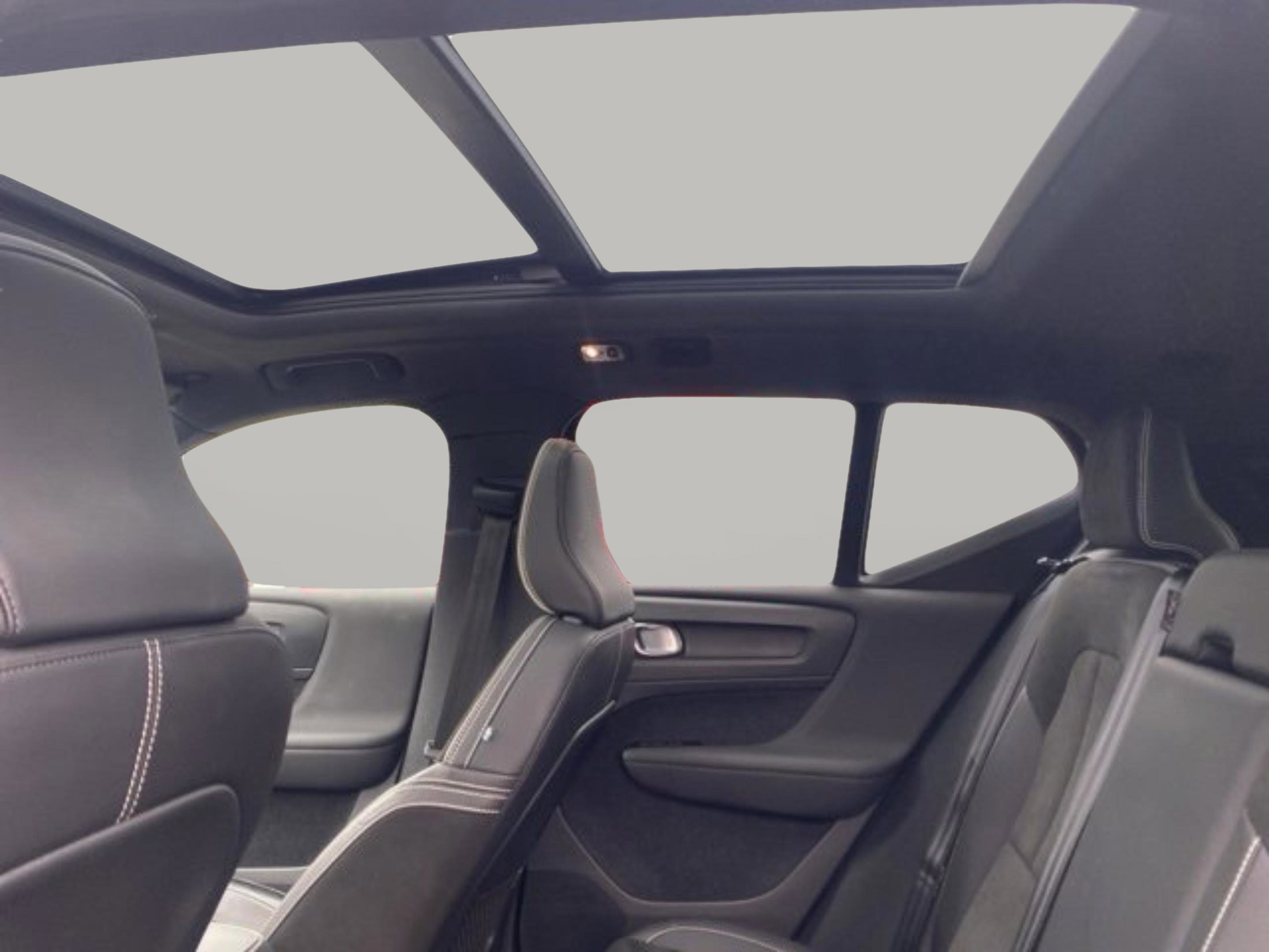 Used 2022 Volvo XC40 T4 R-Design w/ Climate Package image 32