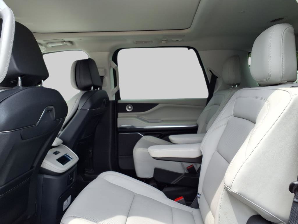 New 2025 Lincoln Navigator Reserve image 10
