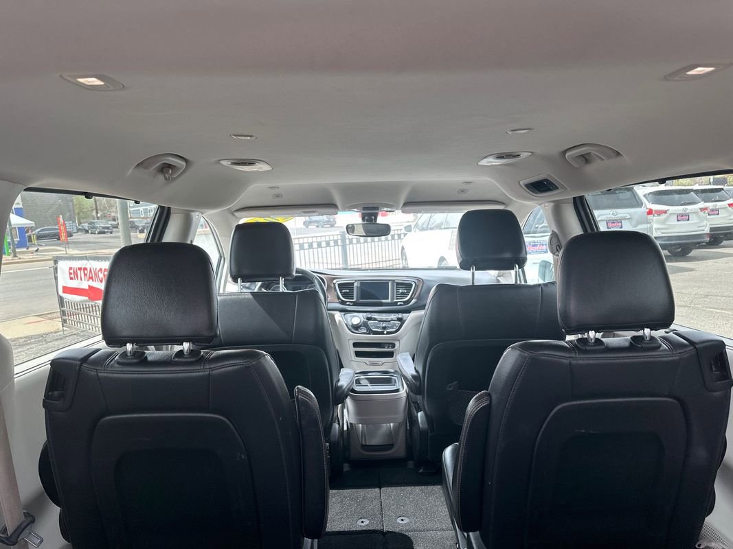 Used 2018 Chrysler Pacifica Touring-L FWD image 40